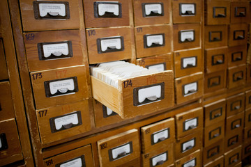 Datenbankkonzept. Vintage-Schrank. Bibliotheksausweis oder Aktenkatalog.