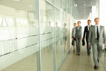 Fototapeta premium Businesspeople in corridor