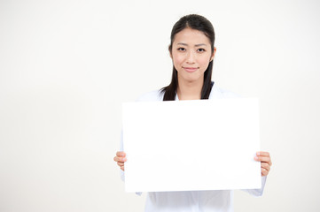 Fototapeta premium beautiful asian nurse holding a blank whiteboard