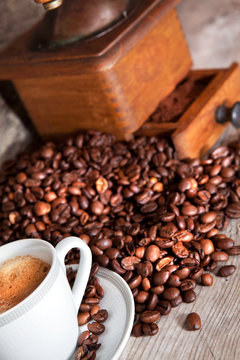composizione con chicchi di caff&egrave; e macinino