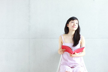 Fototapeta premium 本を読む女性