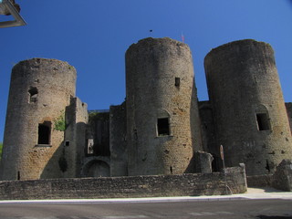 Fototapeta na wymiar Castle Villandraut, Gironde Landy, Akwitania
