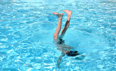 acrobaties dans une piscine