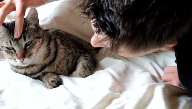 adolescent c&acirc;linant son chat