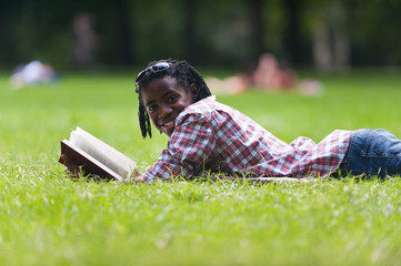 Student liest Buch im Park