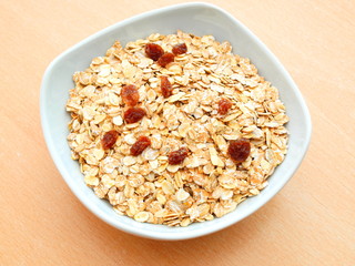 Müsli in weißer Schale