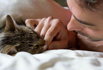 homme avec son chat