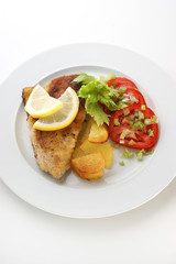 Karpfenfilet auf Röstkartoffeln mit Tomatenscheiben