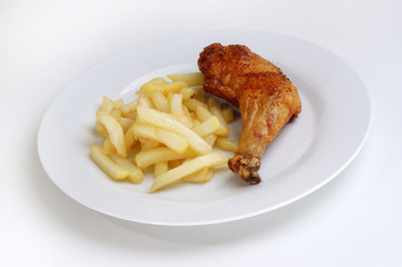 Pommes frites mit Hühnerschenkel auf einem Teller