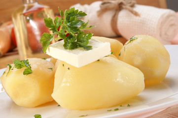 Petersilie und Butter auf Pellkartoffeln