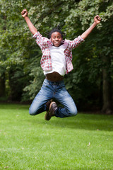 Junge springt in die Luft