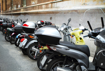 Obraz na płótnie Canvas Włoska ulica z zaparkowanych motocykli