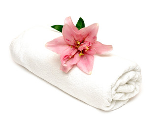 Obraz na płótnie Canvas lily i ręcznik na białym tle