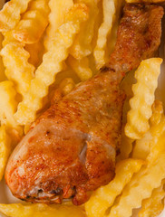 Huhn mit leckeren Pommes
