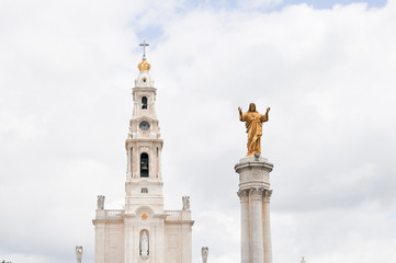 Fototapeta na wymiar Church and column with Jesus in Fatima (Portugal)