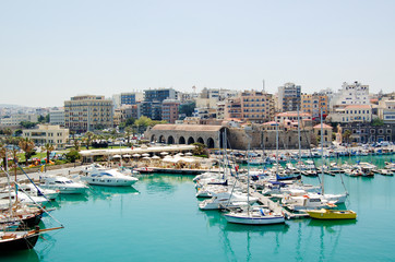 Fototapeta na wymiar Port miasta Heraklion (Kreta, Grecja)