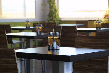 Aceite y vinagre de aliño en comedor