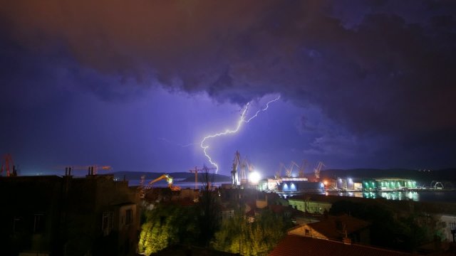 Slow_thunderstowm