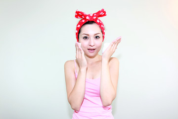 スキンケアを楽しむ女性