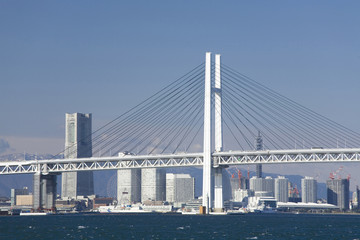 横浜ベイブリッジとみなとみらいビル群