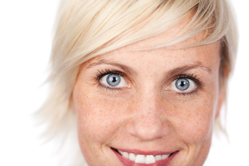 portrait einer lachenden blonden frau