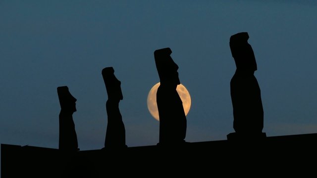 Eastern_islands_moonrise