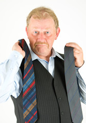 Mann sucht eine Krawatte aus