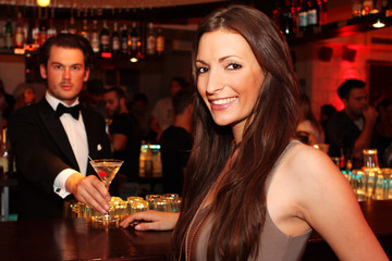 Frau in  der Bar
