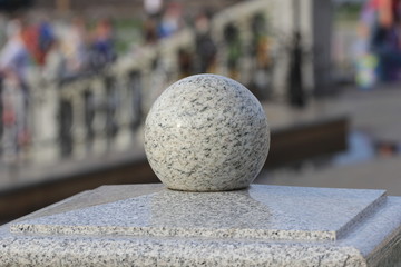 Каменная сфера на постаменте
