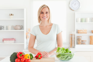 Obraz na płótnie Canvas Kobieta stojąca w kuchni