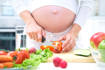 Obraz na płótnie Canvas Ciążę kobieta gotowania