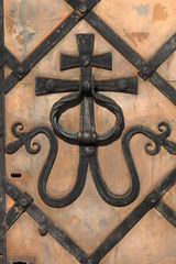 Кованые узоры на двери