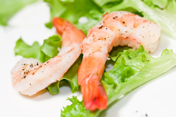 Garnelenschwänze auf Salat