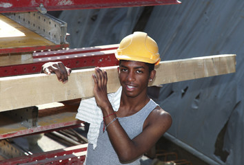 giovane operaio in cantiere, ritratto di lavoratore africano