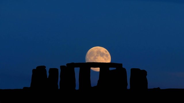 Stonehenge_full_moon