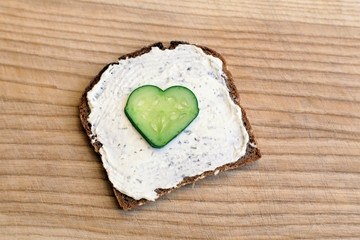 Herz Gurke auf Brot mit Käse © Magnus