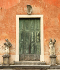 Fototapeta na wymiar entrance to the antique stylish italian residence