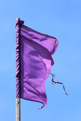 Лиловый флаг на фоне неба