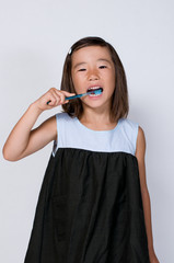 歯磨きをする女の子