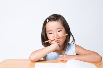 勉強する女の子