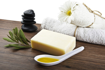 Obraz na płótnie Canvas soap with olive oil and leaf.