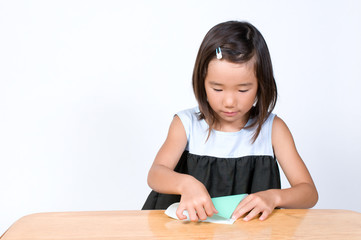 Fototapeta na wymiar Dziewczyna składanie origami