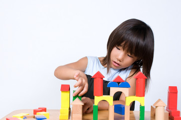 積み木で遊ぶ女の子