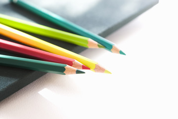 色鉛筆とスケッチブック