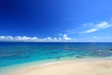 Fototapeta na wymiar Błękitne niebo i morze rafa koralowa jasne mała wyspa