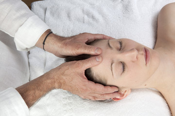 Fototapeta na wymiar massage rééquilibrant du visage