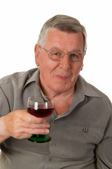 Alter Mann mit Rotwein