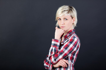 ernste junge frau