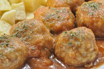 Macro de albóndigas en salsa.