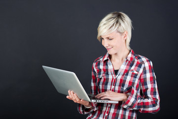 moderne junge frau mit laptop